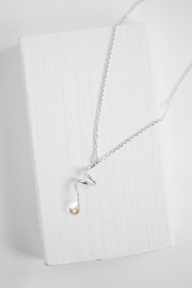 TROLLHASSEL SMALL PEARL NECKLACE