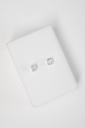 PLUTTEN WHITE STONE CUBE STUDS