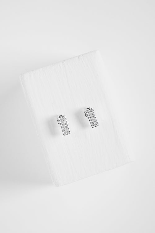 PLUTTEN WHITE STONE SQUARE STUDS