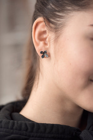 Forget me not black medium studs