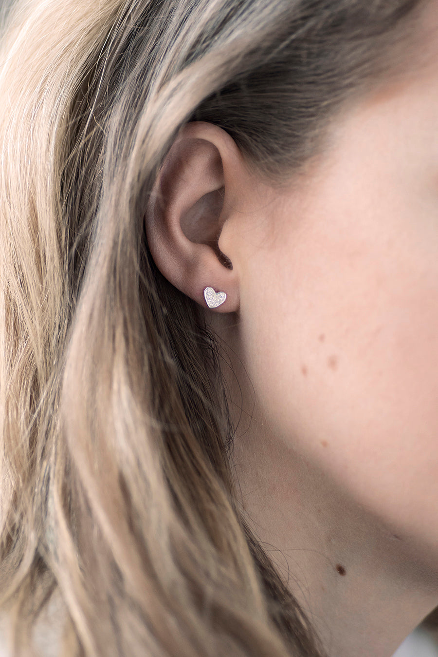 PLUTTEN WHITE STONE HEART STUDS