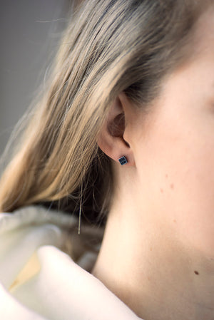 PLUTTEN BLACK STONE CUBE STUDS