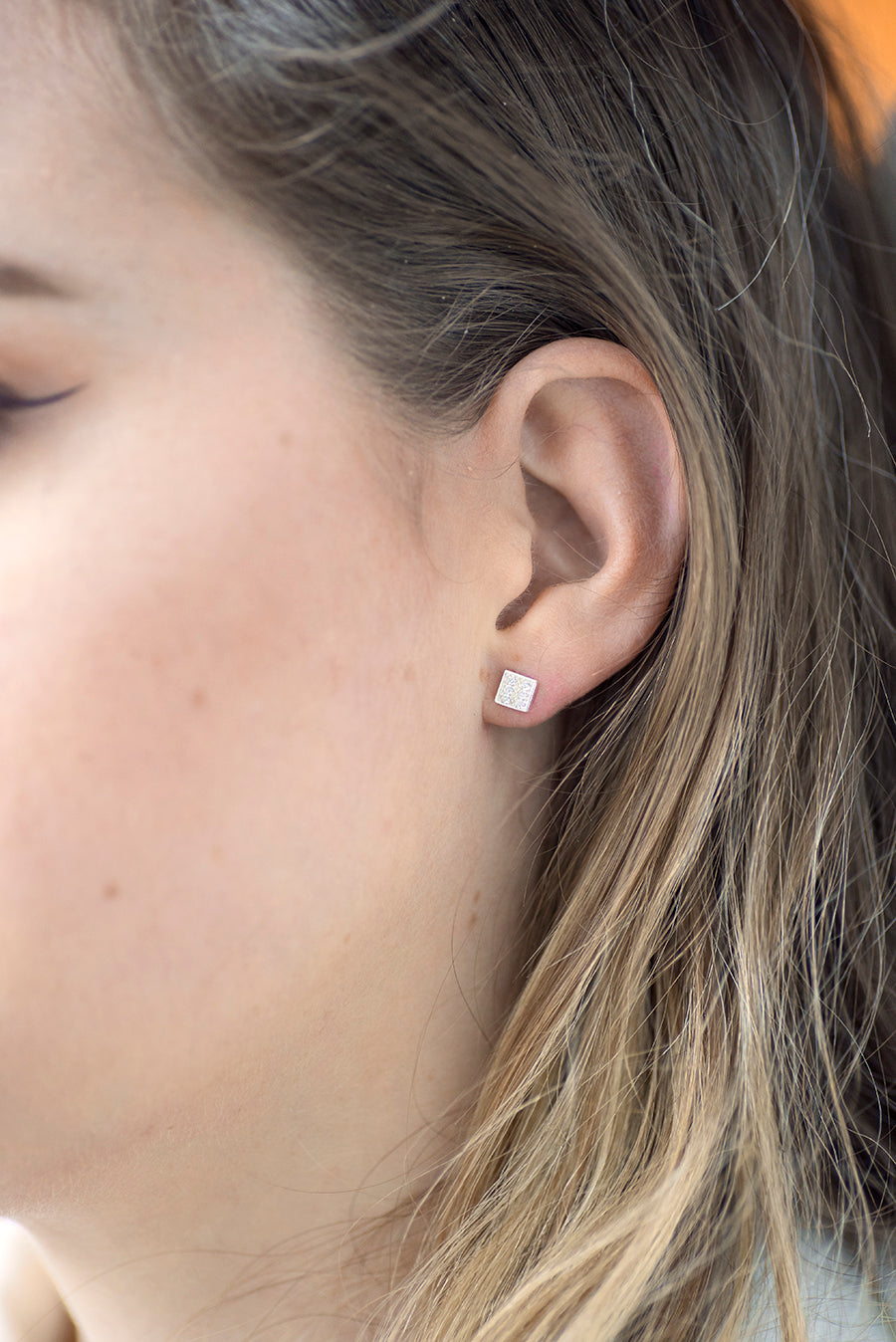 PLUTTEN WHITE STONE CUBE STUDS