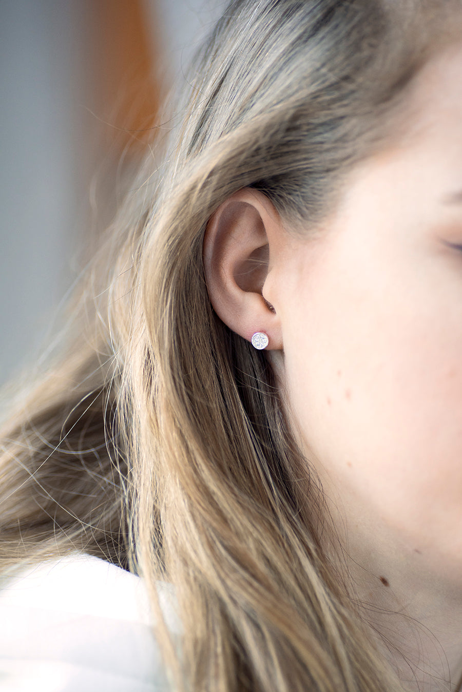 PLUTTEN WHITE STONE ROUND STUDS