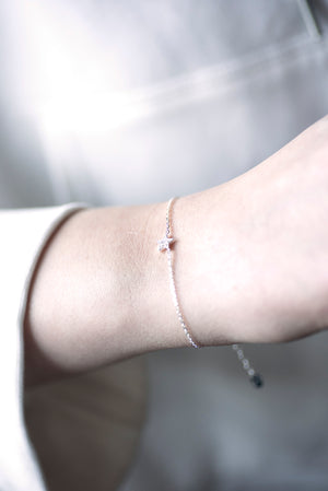 PLUTTEN WHITE STONE STAR BRACELET