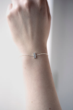 PLUTTEN WHITE STONE SQUARE BRACELET