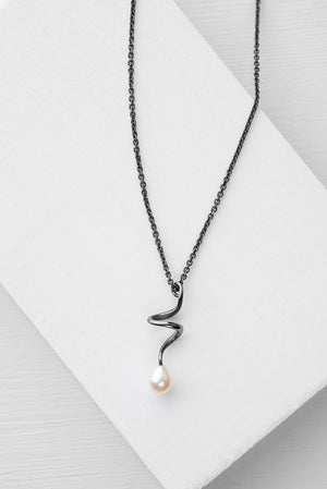 TROLLHASSEL SMALL OXID PEARL NECKLACE