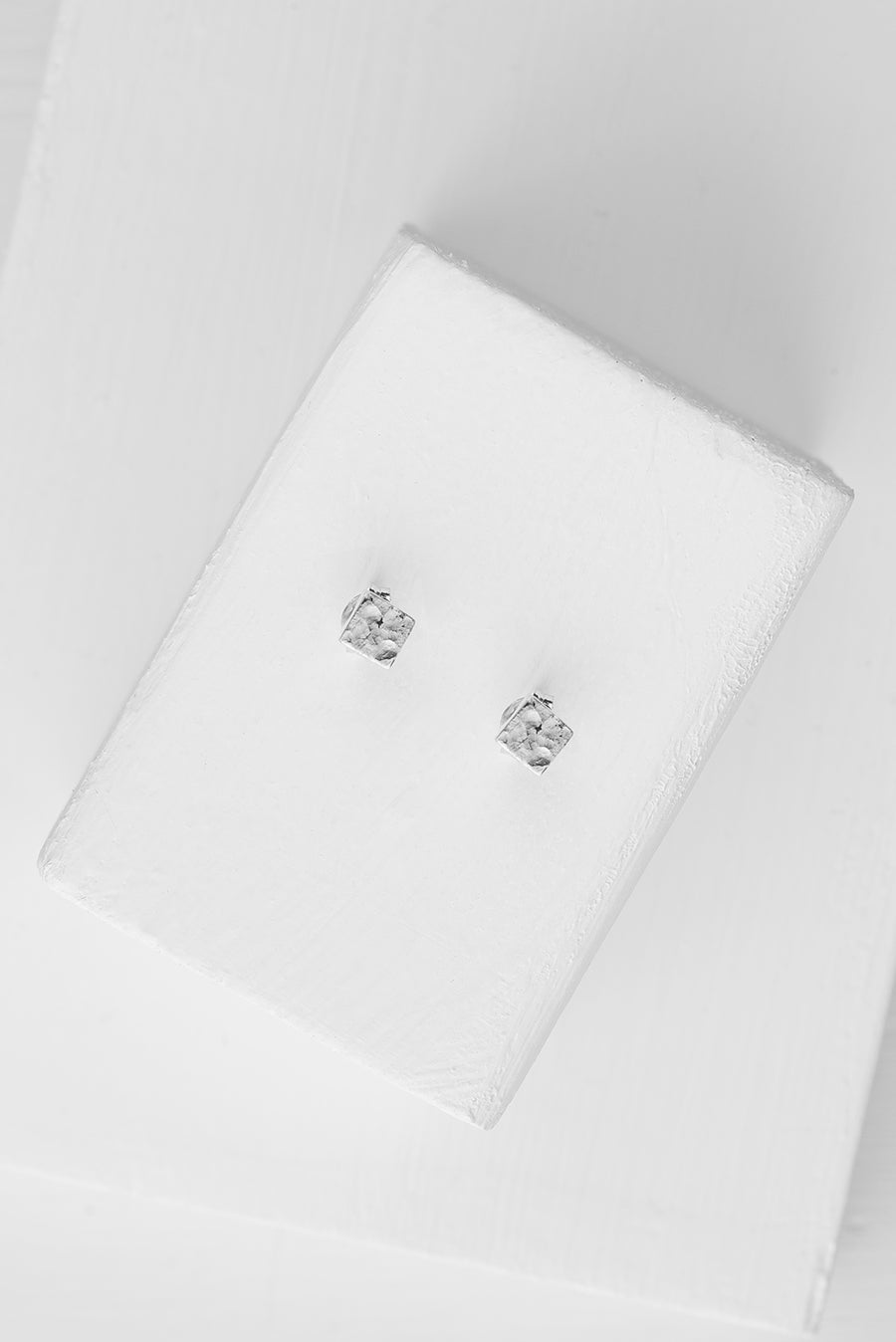 PLUTTEN FROSTED CUBE STUDS