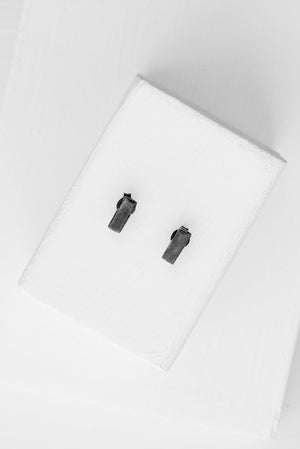 PLUTTEN BLACK SQUARE STUDS