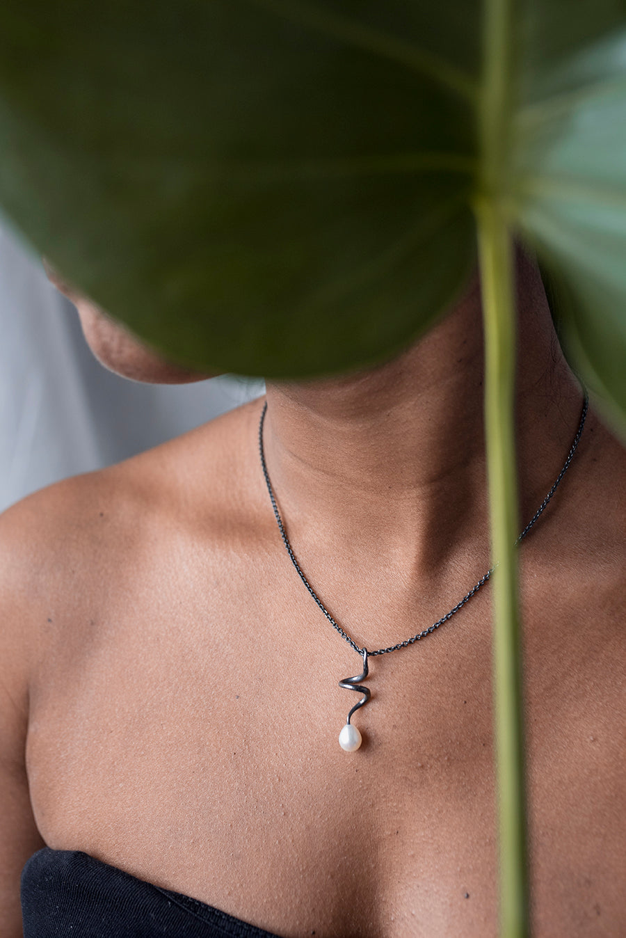 TROLLHASSEL SMALL OXID PEARL NECKLACE