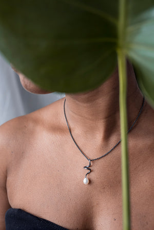 TROLLHASSEL SMALL OXID PEARL NECKLACE